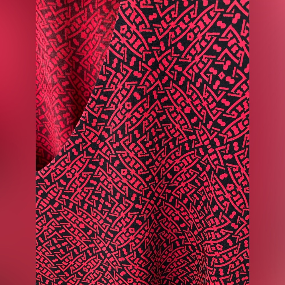 Chico’s Design Black & red graphic design pullover top size 3